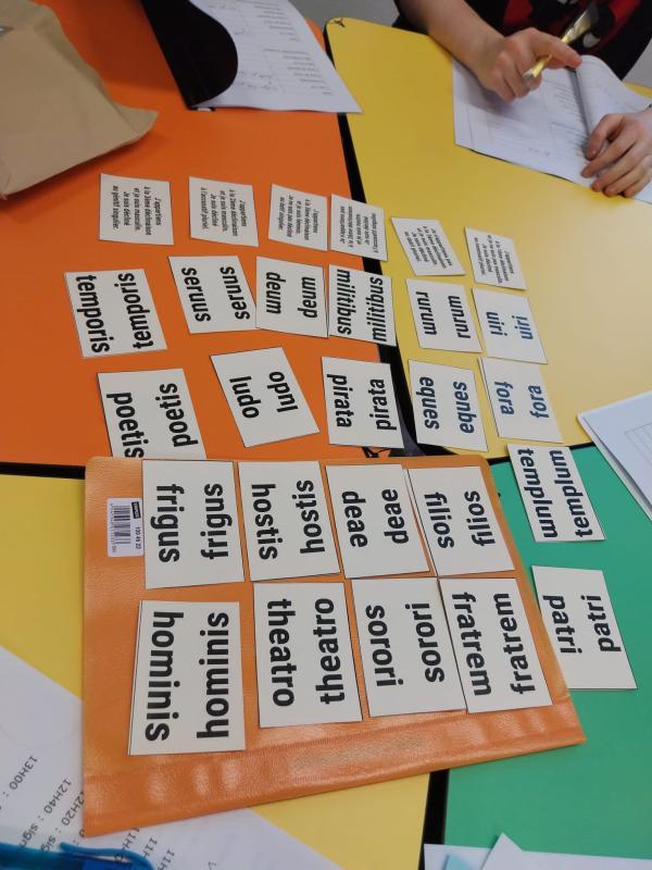 Le latin, un jeu d’enfant