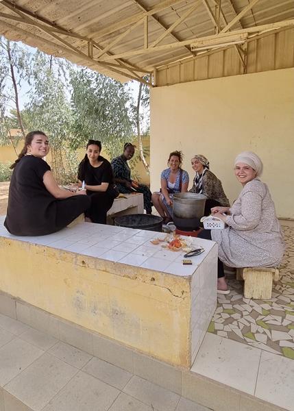 Ensemble sur le même banc 2024