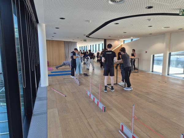Les étudiants de coaching sportif en plein travail 