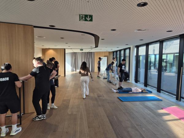 Les étudiants de coaching sportif en plein travail 