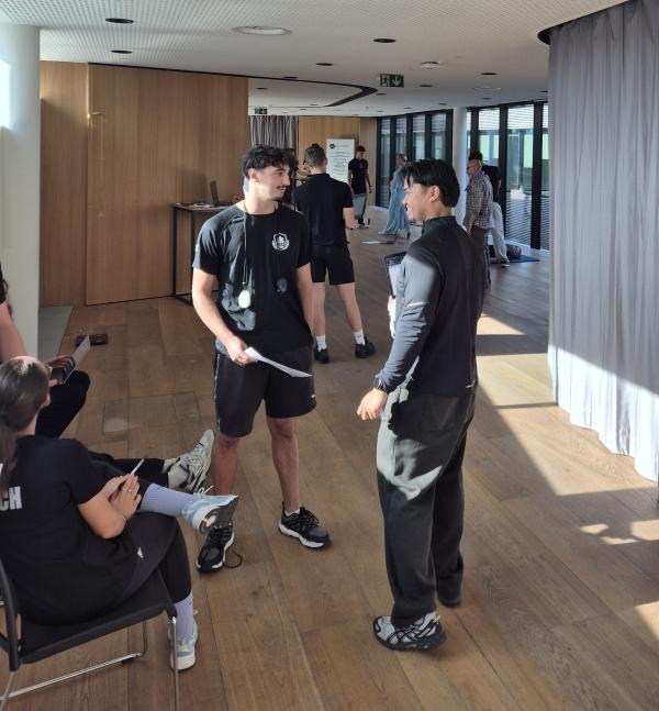 Les étudiants de coaching sportif en plein travail 